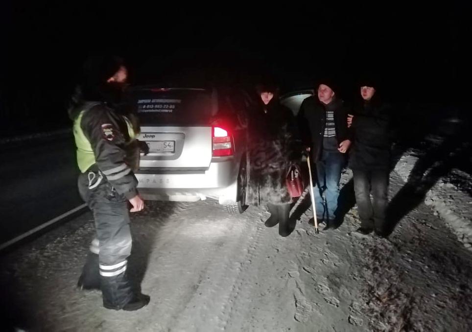 Сотрудники ГИБДД оказали помощь замерзающим людям