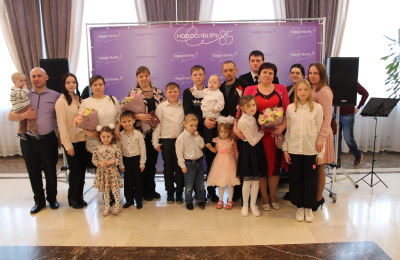 Губернатор Андрей Травников вручил знаки отличия «За материнскую доблесть» трем жительницам района