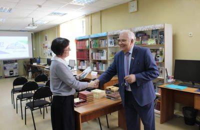 Депутат Законодательного Собрания Новосибирской области Александр Барсуков подарил редкие экземпляры книг Коченевской Центральной библиотеке