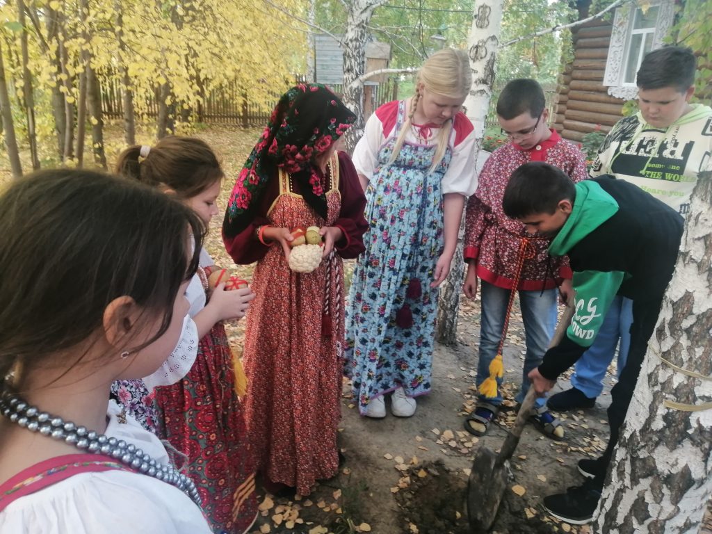 Почему в Сибирском доме мух хоронят, или Осенние праздники и обряды  Западной Сибири - Коченёвские вести