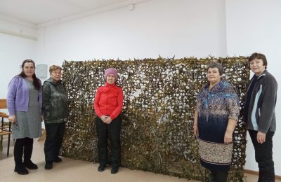 Добровольцы занимаются плетением масксетей