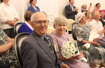 Супружеская пара Валовых из Коченёвского района была награждена медалью «За любовь и верность»