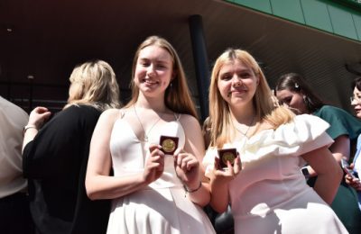 Получили аттестат в одной из лучших систем образования России: Губернатор поздравил выпускников с успешным окончанием школы