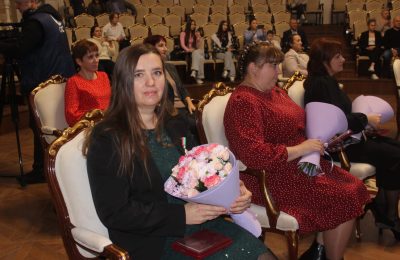 Знаком отличия «За материнскую доблесть» была отмечена многодетная мама из Коченёвского района