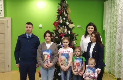 Прокурор района поздравил воспитанников Социально-реабилитационного отделения для несовершеннолетних с наступающими праздниками