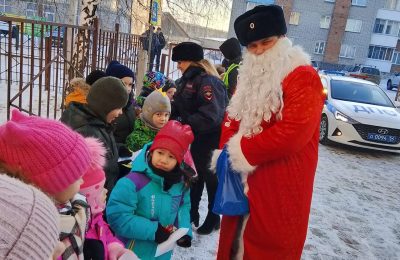 В рамках Всероссийской акции «Полицейский Дед Мороз» коченёвские полицейские призвали школьников к безопасности на зимних каникулах