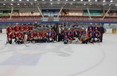 Хоккейные ветеранские команды встретились на ледовой арене