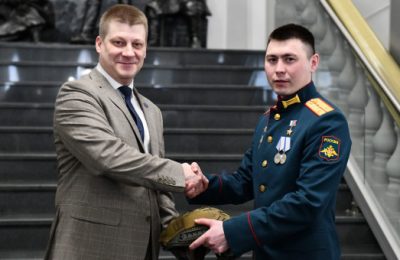 Военная реликвия: шлем Героя России, участника СВО Рустама Хасанова передан новосибирскому музею