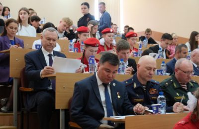 Губернатор Андрей Травников вместе с участниками проекта «Герои НовоСибири» написал «Диктант Победы»
