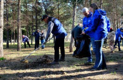 Губернатор Андрей Травников вместе с новосибирцами вышел на общегородской субботник на Монументе Славы