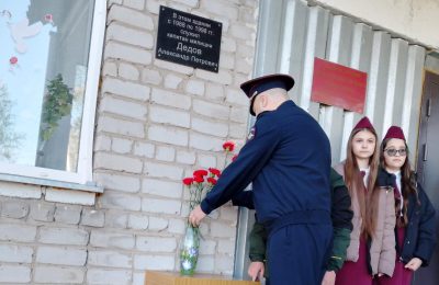 Сотрудники полиции и муниципалитета возложили цветы к мемориальной доске сотрудника милиции, погибшего при исполнении служебных обязанностей