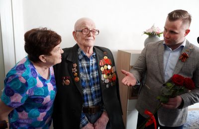 Активисты «Единой России» поздравляют ветеранов Великой Отечественной войны с наступающим Днем Победы