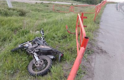 Опасность подросткового вождения: двое подростков разбились на мотоцикле