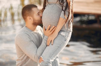 Какие семьи в Новосибирской области могут получать ежемесячную выплату из материнского капитала