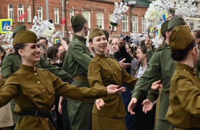 И город узнал о Победе: утром 9 мая новосибирцы вместе исполнили песню «День Победы»
