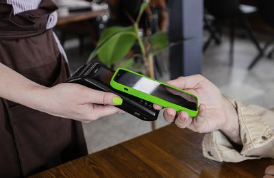 Как безопасно оплачивать покупки картой и через телефон: правила защиты ваших средств