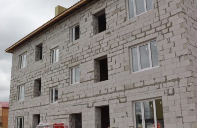 Глава района Евгений Антипов проконтролировал ход работ на строительной площадке многоквартирного жилого дома в р.п. Коченёво