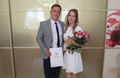 В отделе ЗАГС Коченёвского района чествовали супругов Дмитрия и Арину Примаковых