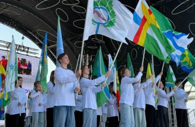 В новый учебный год ярко: более восьми тысяч человек собрала Линейка Первых в регионе