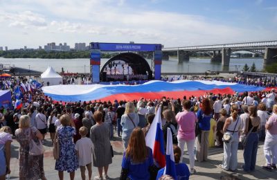 При участии «Единой России» в Новосибирской области отметили День государственного флага