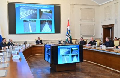 Снимите наушники, сойдите с самоката: 160 пиктограмм нанесли перед пешеходными переходами в Новосибирске