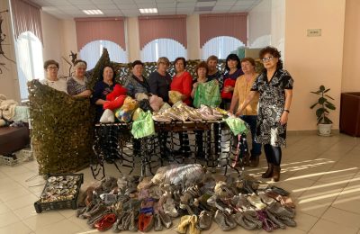 Почти триста пар носков и другой гуманитарный груз