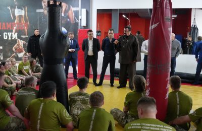 Стивен Сигал познакомился с новосибирскими проектами военно-патриотического воспитания молодёжи