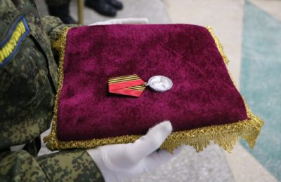 Медаль Жукова вручили в регионе участнику специальной военной операции