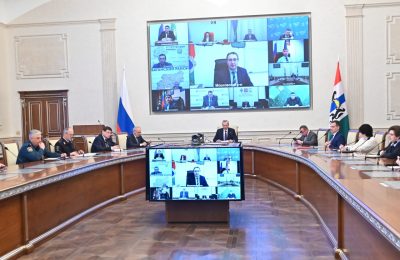 Губернатор Андрей Травников потребовал усилить меры санитарной безопасности в медицинских и образовательных учреждениях