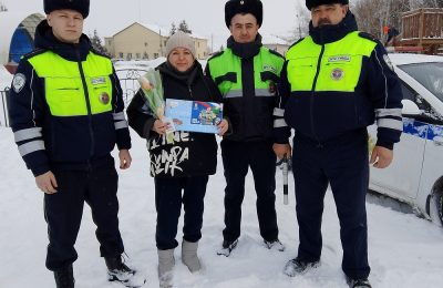 Госавтоинспекция Коченёвского района поздравила автоледи с 8 Марта