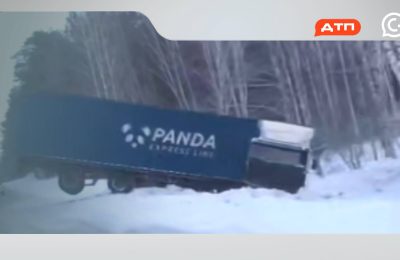 Фура слетела с трассы в Новосибирской области