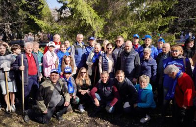 «Единая Россия» в Новосибирской области организовала субботник на Монументе Славы