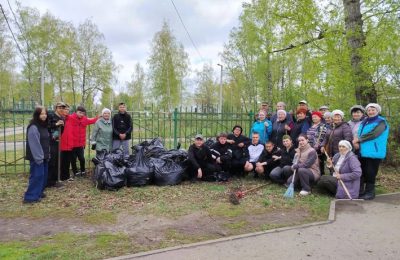 Подростки рядом со взрослыми